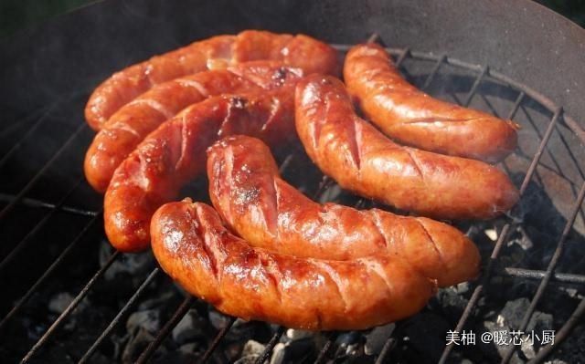 价格|街边2元一根的烤肠，到底是用什么“肉”做的？网友：以后不吃了