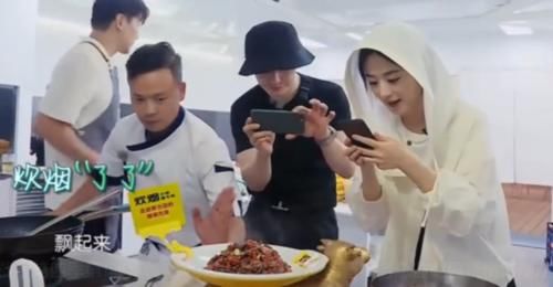  满满|赵丽颖中餐厅首秀惊喜满满，干活管钱样样行，有一点却被粉丝狂吐槽