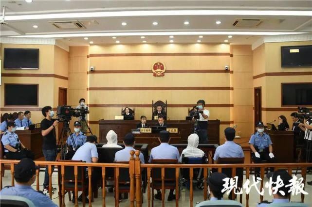 暴力|致两名警员牺牲，重大暴力袭警案开审，嫌疑人：不知道捅了多少下