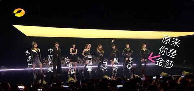  万茜|17个姐姐合体亮相：万茜戴护具主持节目，蓝盈莹和白冰成最大赢家