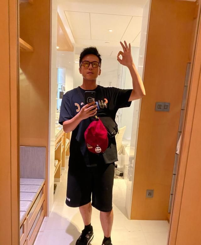  邓超晒出|邓超晒新照透露新综艺《哈哈哈哈哈》嘉宾，打工赚钱众人累到瘫软