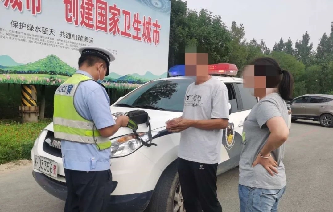  失主|巡警捡钱包交警帮助归还，失主送锦旗表示感谢