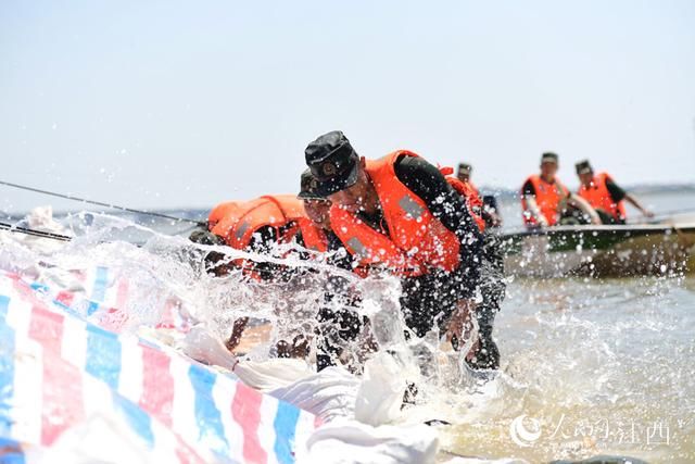 永修|江西永修：洪水浸泡堤坝现裂缝 武警官兵连续奋战化险情