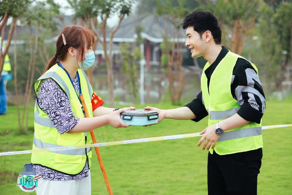  中餐厅|《中餐厅》口碑爆棚，为致敬一线人员，黄晓明带队做800份盒饭