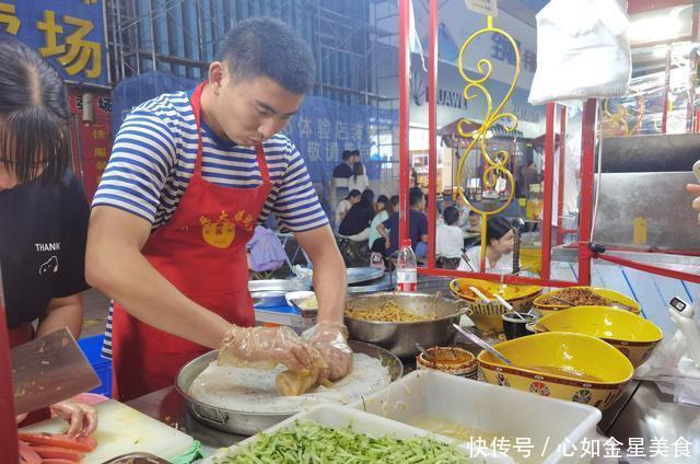 凉皮|李村夜市这对夫妻每天出摊,8元一份的卷凉皮每天卖上千份
