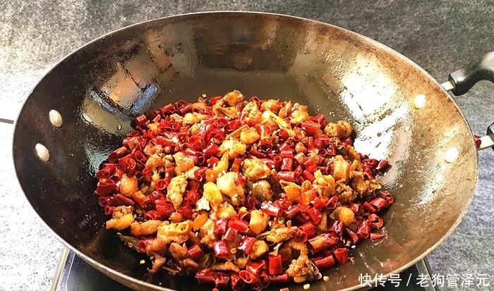 记住|大厨教你做辣子鸡,记住这2招,鸡肉外酥里嫩,香辣入味超好吃