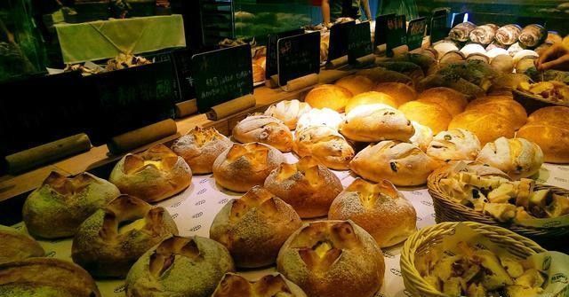 曹德旺|面包店为什么要丢面包?店主有苦难言,曹德旺说出了真相