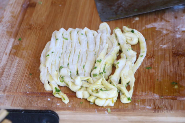  发面|夏天就馋这个饼，不发面不烫面，柔软层次多，外面要10块一斤