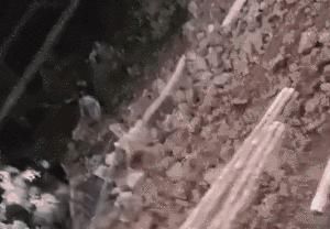  监控|人行道突然垮塌，两人瞬间被“吞没”！监控还原惊险一幕！