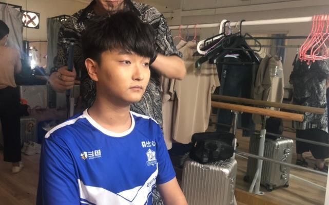  Cat|?阿泰透露Cat签约费区区300W，粉丝：事业心重，职业素养没得黑！