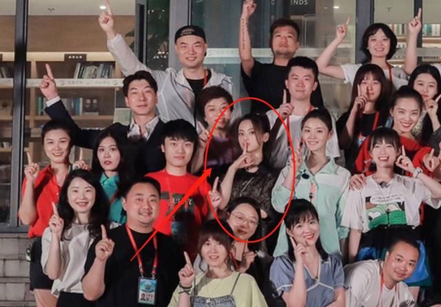  杀青|《中餐厅4》杀青大合影，刘宇宁因故缺席，节目组的做法太用心