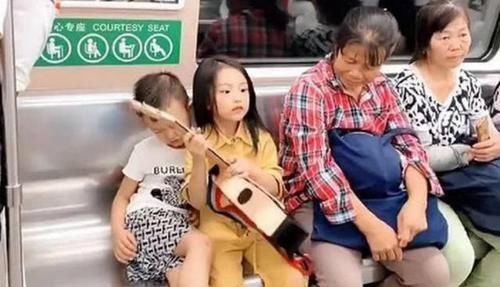 炫富|2小孩地铁上＂坐姿＂火了，网友纷纷点赞：这才叫真正的＂炫富＂