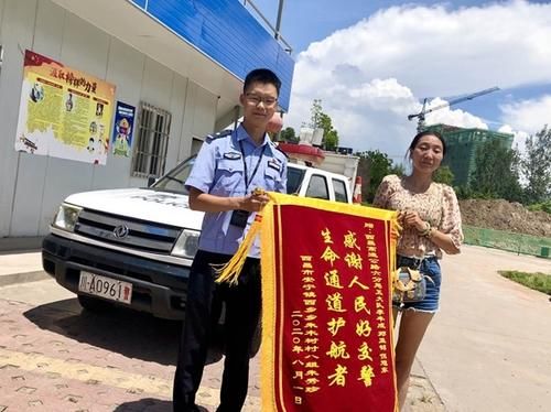  就医|女子“毒驾”，求救！交警紧急护送就医，已无大碍！