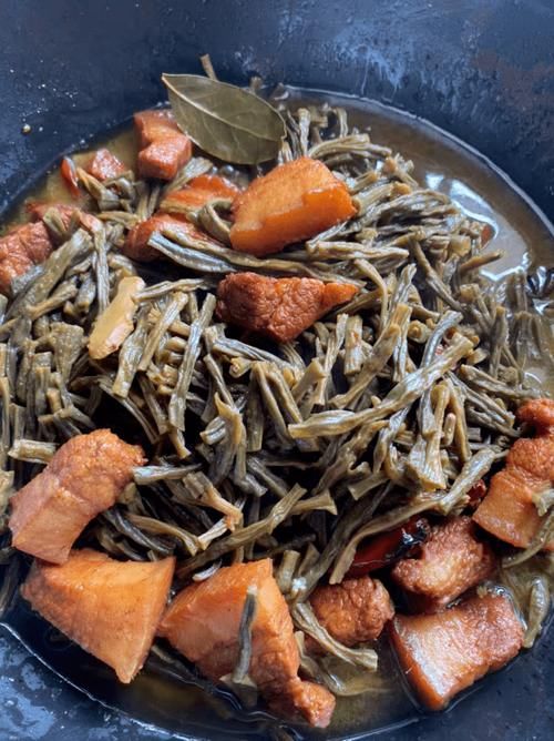  食材|干豆角每年我家都要晒30斤，豆角是药还是菜，留着冬天和肉一起炒，排出毒素，常吃有助于脾胃健康