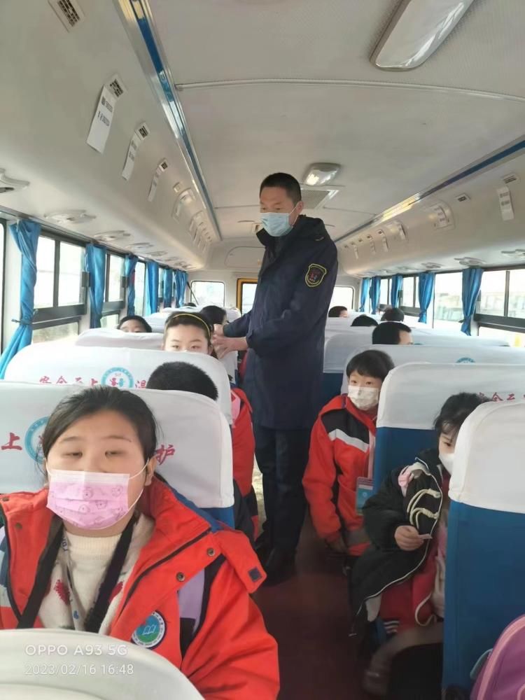 行车途中路遇火情 校车驾驶员奋勇扑救