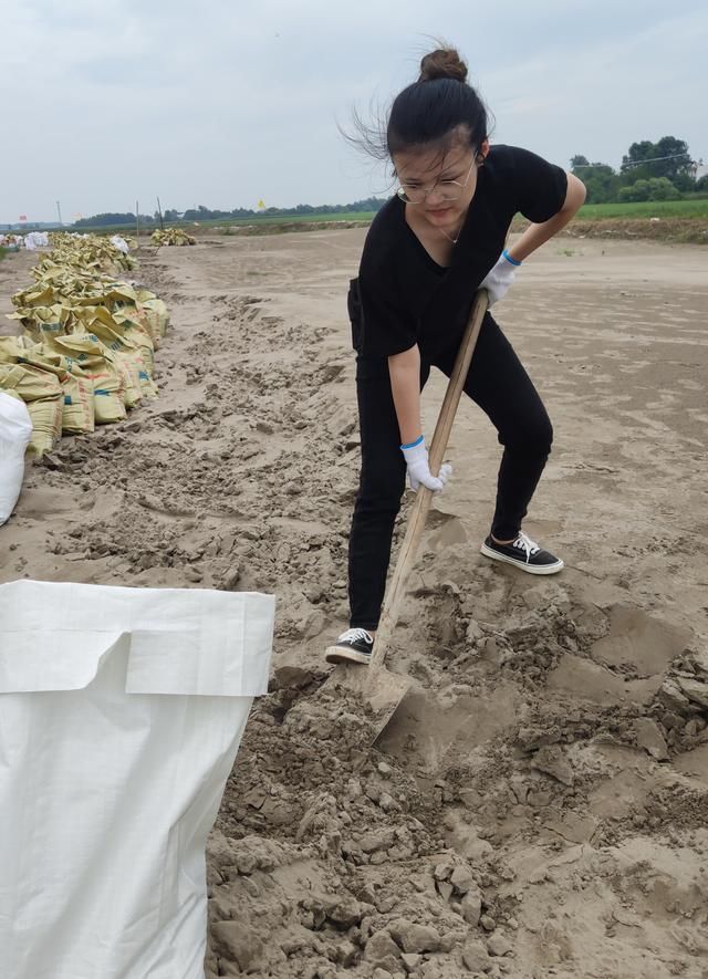 徐欣|九江00后大学生返乡抗洪 两人一下午搬运2500公斤沙袋
