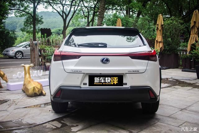  雷克萨斯UX300e|嫌特斯拉做工差？实拍雷克萨斯首款电动SUV 不仅豪华 还更便宜