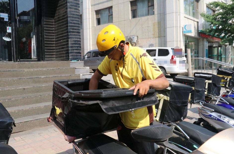  车主|外卖小哥撞坏300万宾利，车主掏出一根铁棍，结局温暖人心