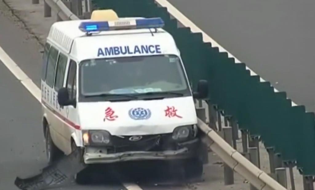  救护车|刚上高速就变道撞残救护车，轿车司机狡辩：没看见这辆车
