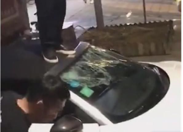  辆奥迪R8|男子酒后跳舞，爬上200万奥迪R8，一脚下去出现“蜘蛛网”