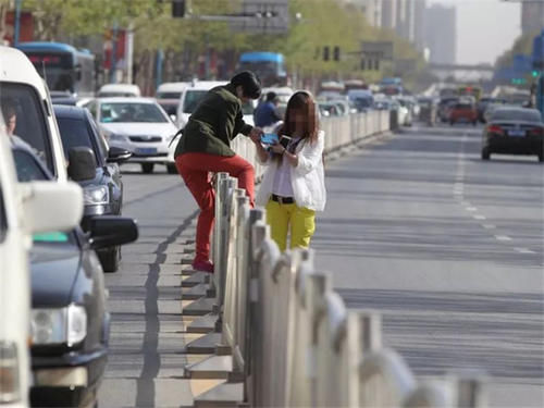 取消|礼让行人到底该不该取消？车主：行人闯红灯跨栏杆，我们凭什么负责？