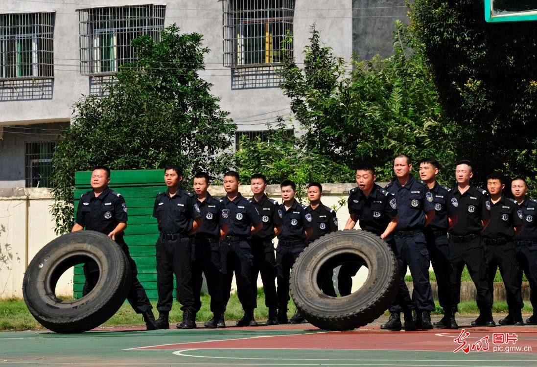 发布高温橙|江西万载：特警酷暑练精兵