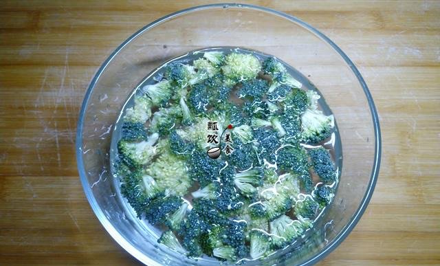 做法|这早餐上桌秒光,抗饿又解馋,做法超懒人,1拍1捏,1分钟做10个