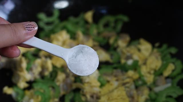  苦瓜|热天，吃这菜超省事儿，清热解暑又去火，整个夏天都精神