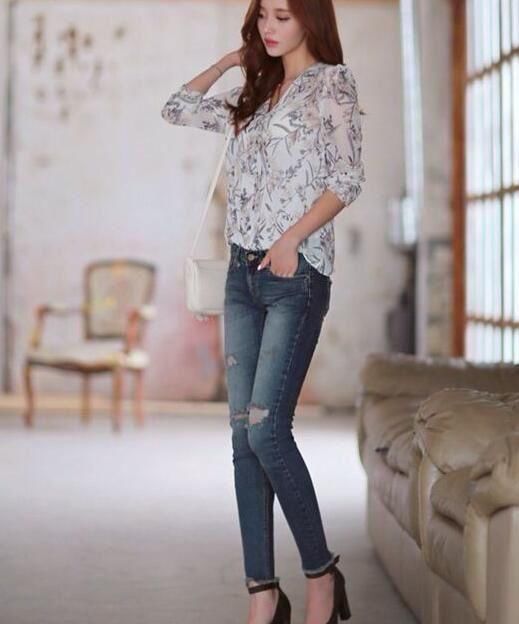 好看|紧身牛仔裤美女,穿出好看迷人的身段,养眼又优雅