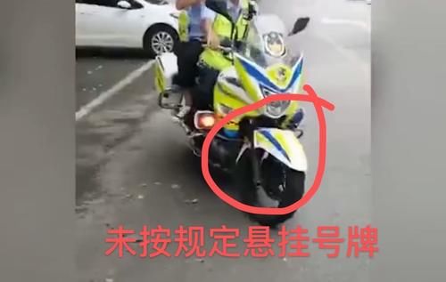 头盔|交警不戴头盔驾驶无牌摩托车,被群众质疑,二话不说下车就来抢夺手机