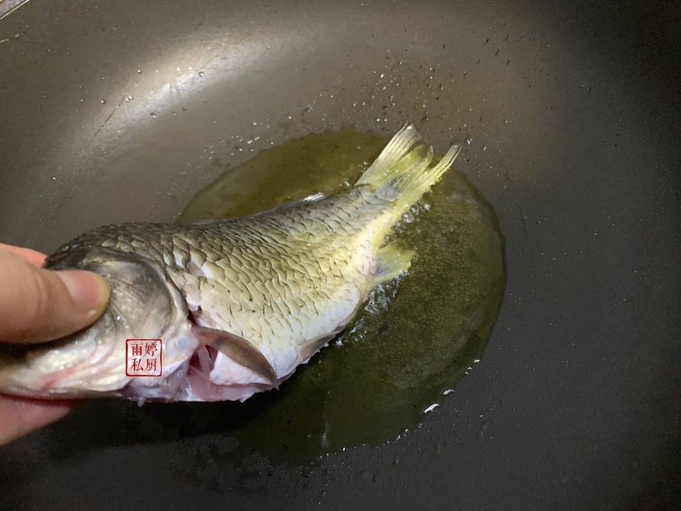 鱼汤|不管炖什么鱼,都不要加这“2种调味料”,做不对鱼汤又腥又难喝