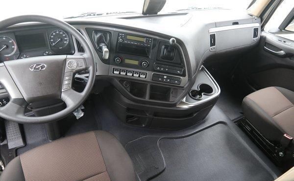  实拍|新增各种预警配置，实拍520马力现代创虎重卡，还有越野模式