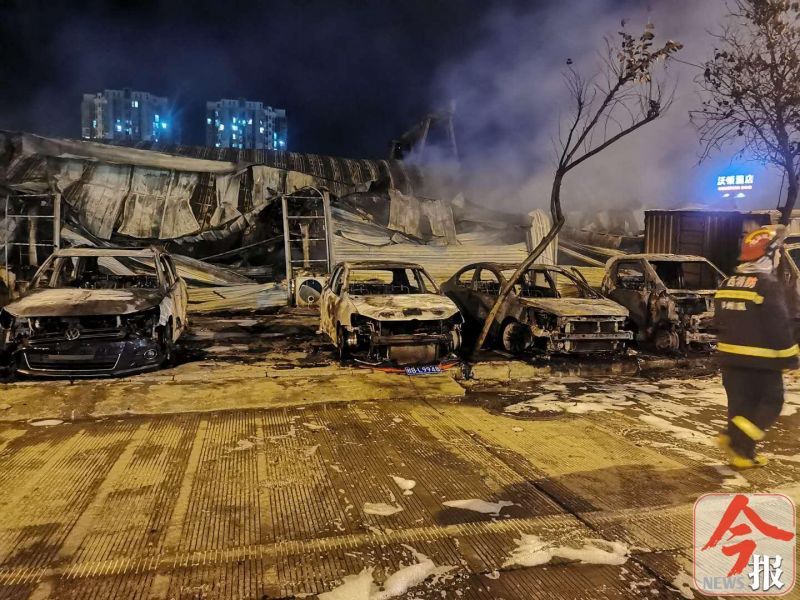  修理厂|「后续报道」航四路一排门面燃起大火，烧毁十多辆汽车