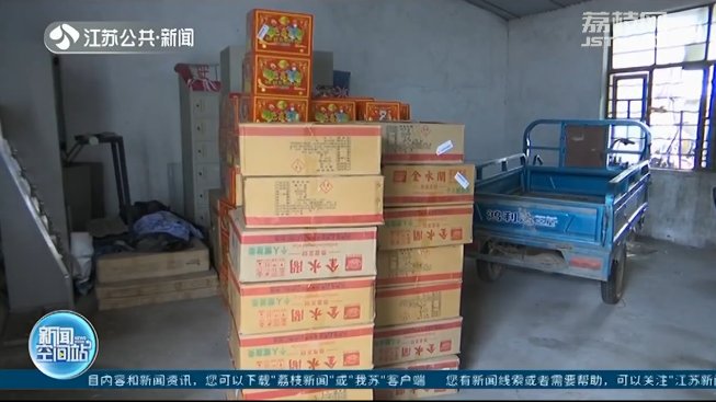  烟花爆竹|司机开车抽烟被交警拦下，打开车厢后震惊，竟塞满了一车…