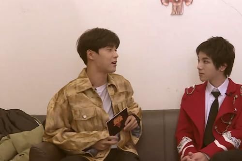  蓝台派|蓝台派新人记者参访华晨宇，却因为坐姿受到吐槽，怎么这么不知道尊重人呢