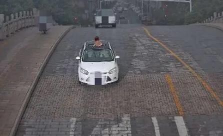  交通安全|小女孩多次在车上做一个危险动作，视频让人心惊胆战