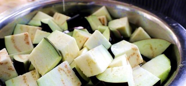  我家|我家每年都吃的“腌茄子”做法，1下子做10斤，吃半年都不坏