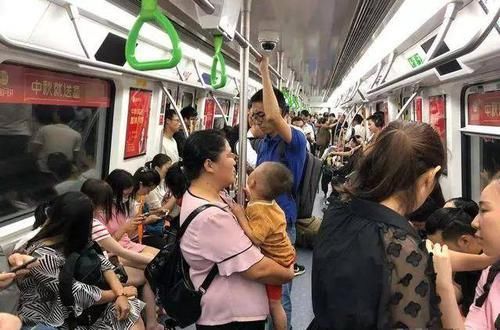  妈妈|地铁上，这位妈妈的举动引众怒，网友：这才是穷人最真实的生活