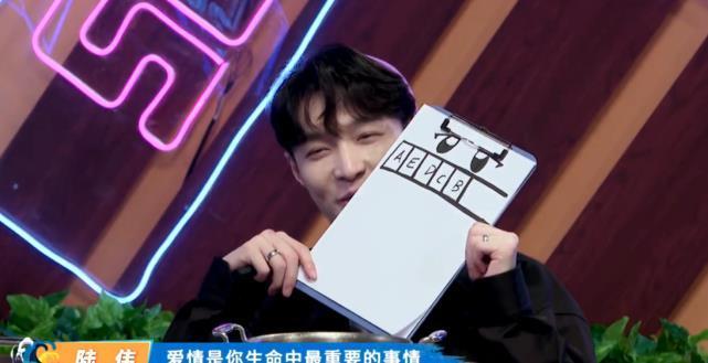 代表|爱情在生命中最重要?张艺兴笑容腼腆,王一博一脸懵