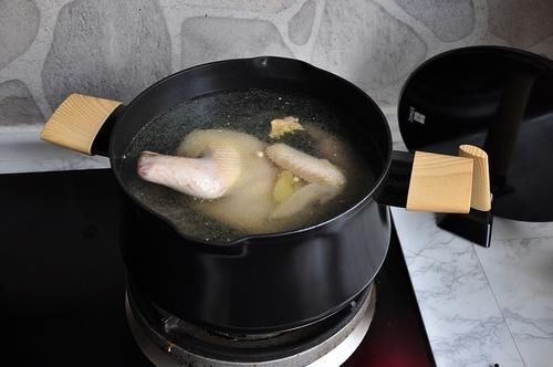  家人|炖鸡汤用凉水还是热水？下厨三十年，我的做法家人都喜欢，喝不腻