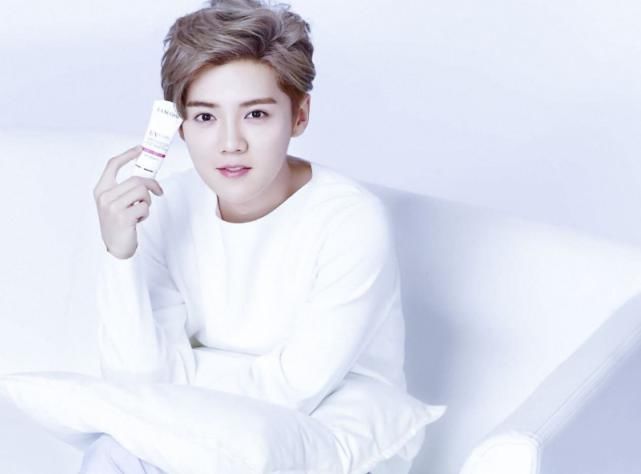  艺人|国内知名流量艺人，曾是exo组合的门面，如今回国发展