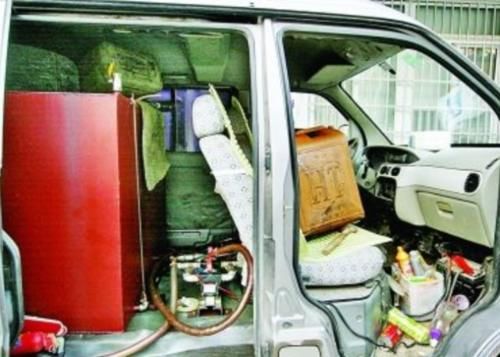  交警|交警查面包车，车主一再阻拦，打开后备箱交警：可找到你小子了