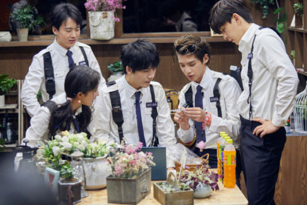  电梯|《密逃》邓伦胆小把队友关在电梯外面，其团队联系节目组重新剪辑