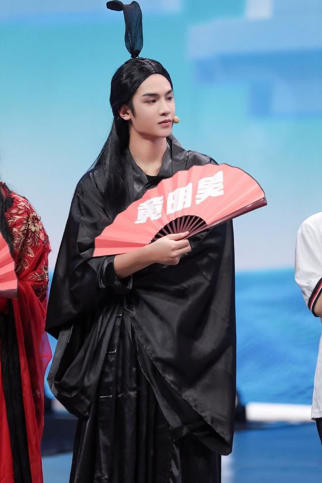  黄明昊|黄明昊喜剧人实锤！凭超强综艺感有望成为快本常驻mc？