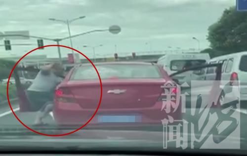  摄像头|晕！沪一对小情侣气炸了，合租房内发现针孔摄像头正对着床…