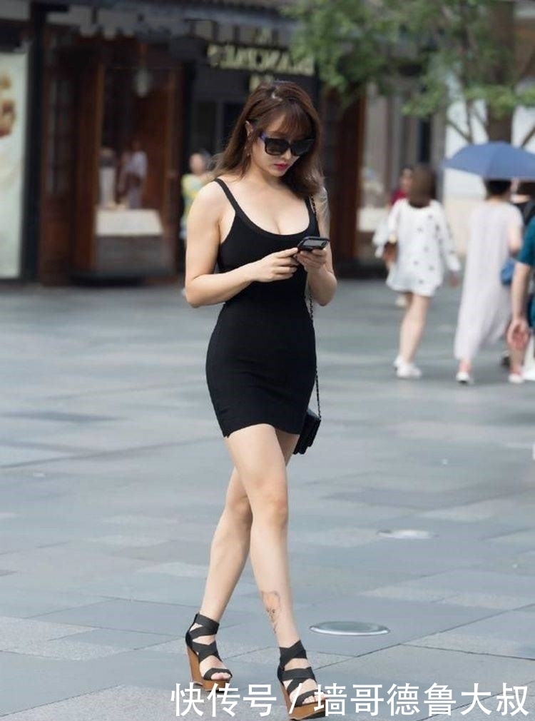 身材|背心的下摆塞进裤腰,有着修身塑形的效果,体现美女的身材曲线