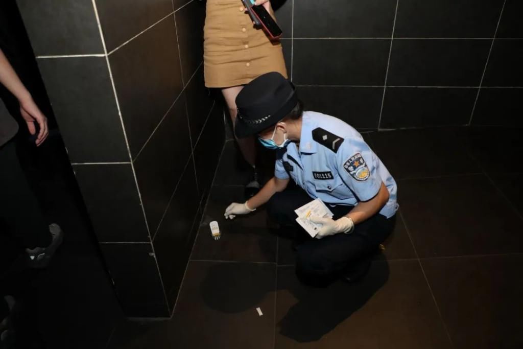  武鸣|武鸣警方联合禁毒支队开展娱乐场所清查行动