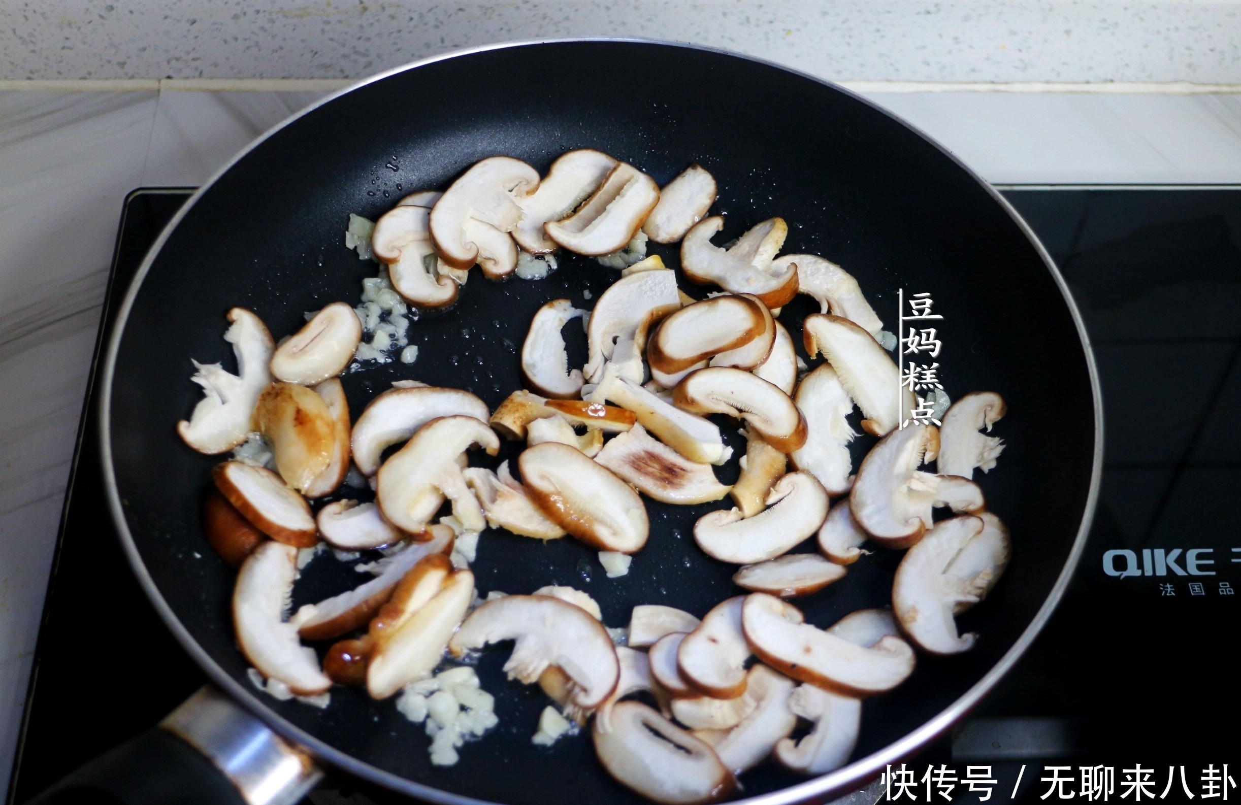 丝瓜炒香菇|怕长胖,这2样蔬菜一起炒,低热量高营养,汤鲜味美