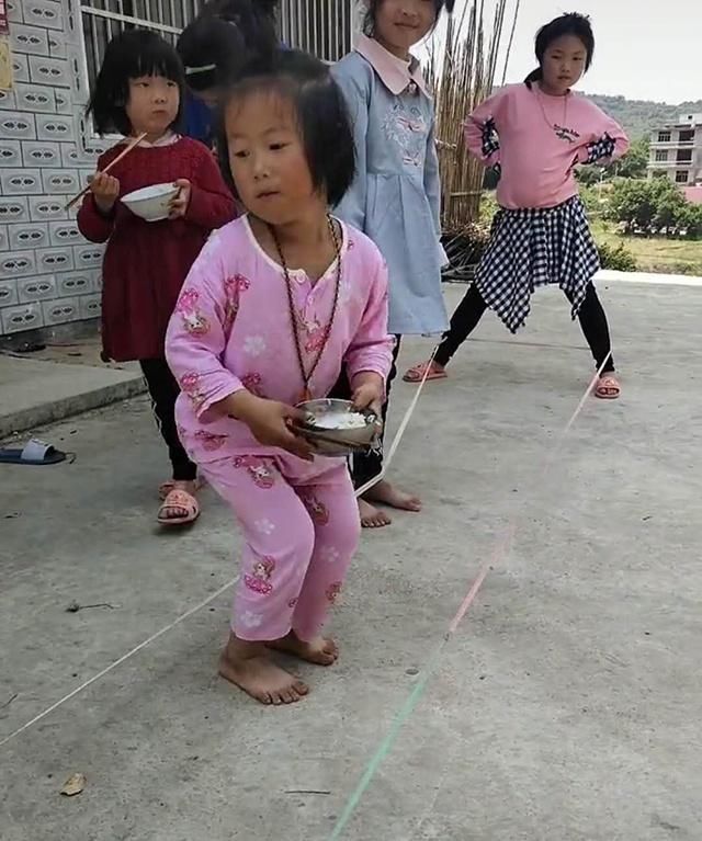 轻盈|小女孩端着饭碗“跳皮筋”,动作灵活轻盈,网友一看就是个高手