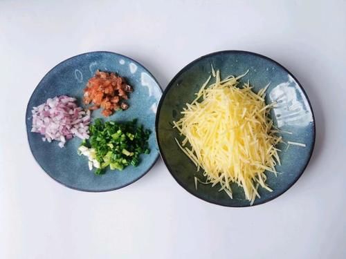 们需|松软弹牙土豆饼,夏季消暑必备,皮薄馅足孩子一口气能吃3个!